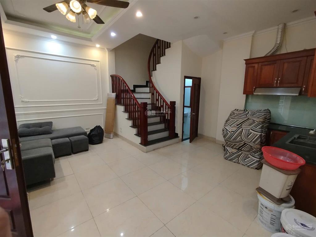 Cho thuê nhà riêng 32m² x 5 tầng tại bồ đề, long biên 3 phòng ngủ, giá chỉ 12 triệu/tháng