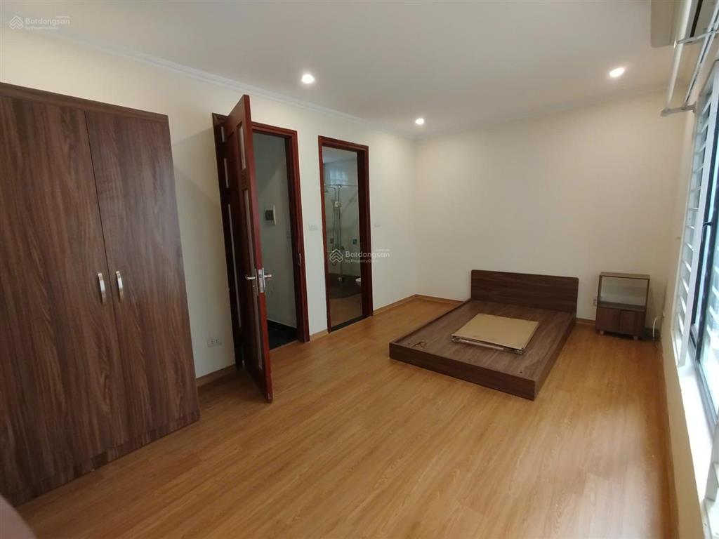 Cho thuê nhà riêng 32m² x 5 tầng tại bồ đề, long biên 3 phòng ngủ, giá chỉ 12 triệu/tháng