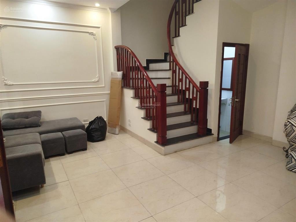 Cho thuê nhà riêng 32m² x 5 tầng tại bồ đề, long biên 3 phòng ngủ, giá chỉ 12 triệu/tháng