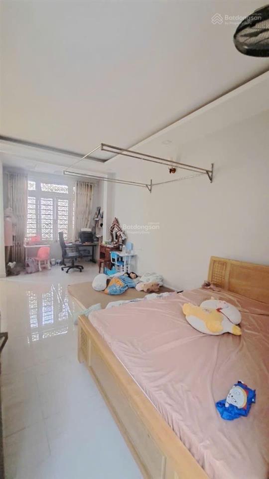 Nhà 3 tầng đúc kiên cố. ô tô 7 chỗ vào nhà. đường thông.