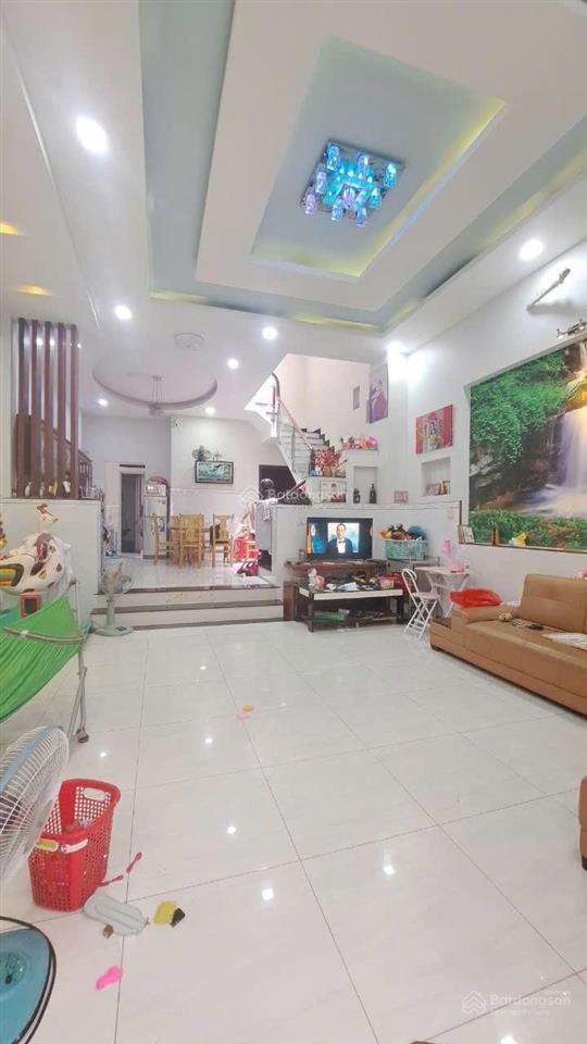 Nhà 3 tầng đúc kiên cố. ô tô 7 chỗ vào nhà. đường thông.