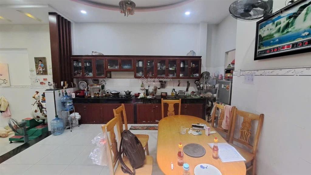 Nhà 3 tầng đúc kiên cố. ô tô 7 chỗ vào nhà. đường thông.