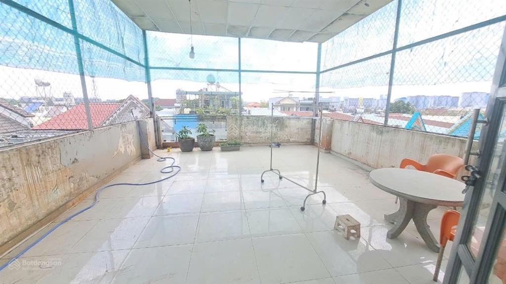 Nhà 3 tầng đúc kiên cố. ô tô 7 chỗ vào nhà. đường thông.