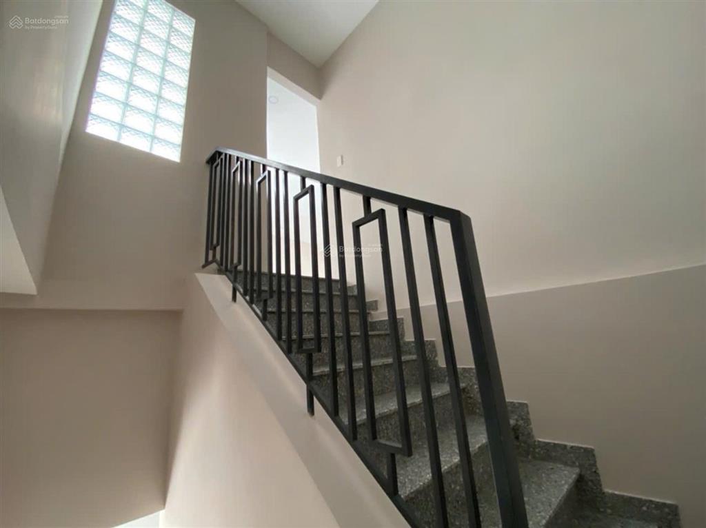 Trung tâm thủ đức. nhà 2 tầng kiên cố  hẻm xe hơi.