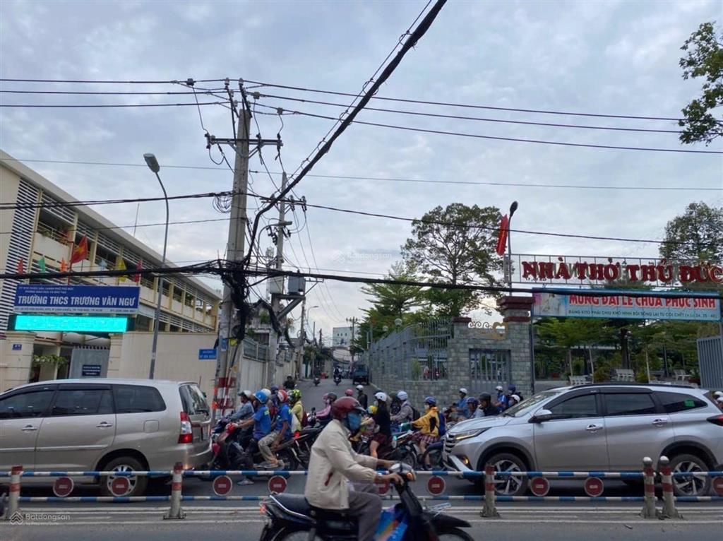Trung tâm thủ đức. nhà 2 tầng kiên cố  hẻm xe hơi.