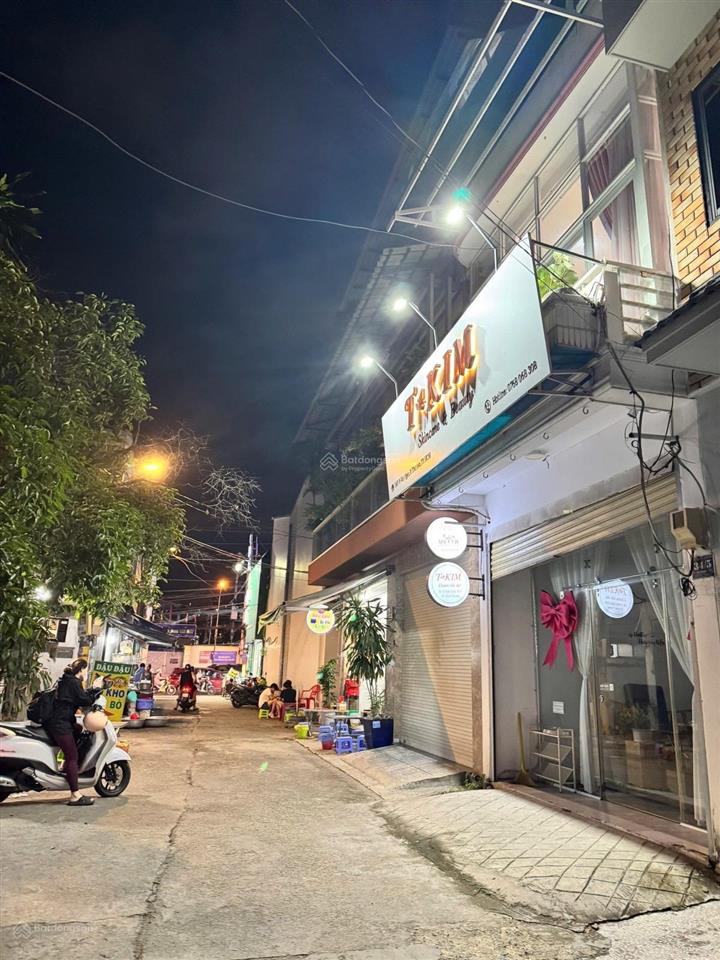 Nhanh mới kịp hàng ngon không đợi lâu. ngay trung tâm thủ đức. nhà 2 tầng đúc. hẻm xe hơi