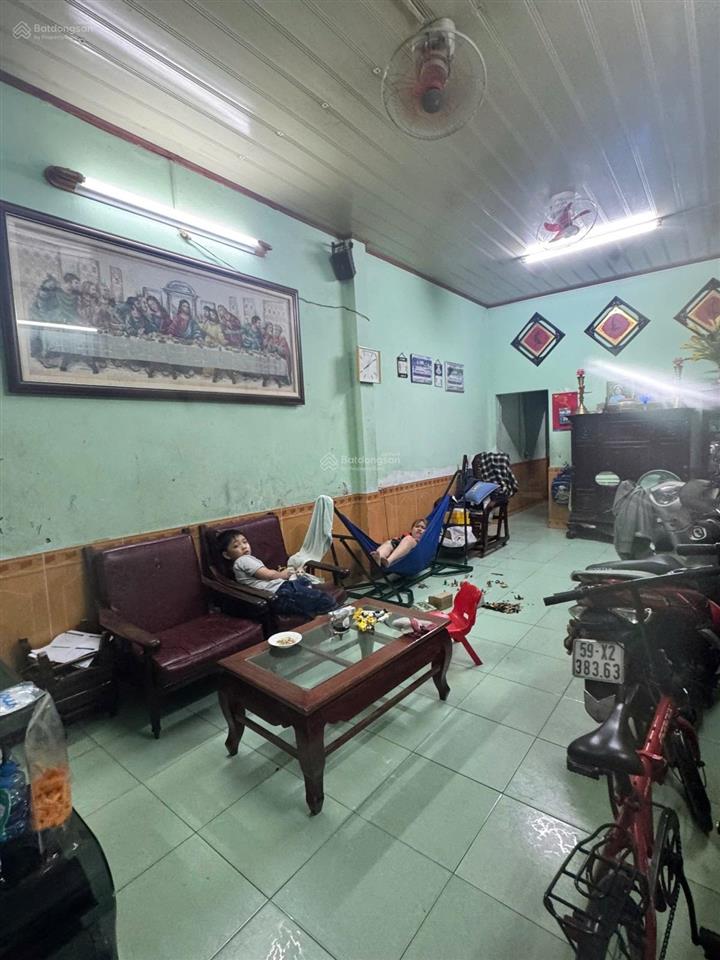 Nhanh mới kịp hàng ngon không đợi lâu. ngay trung tâm thủ đức. nhà 2 tầng đúc. hẻm xe hơi