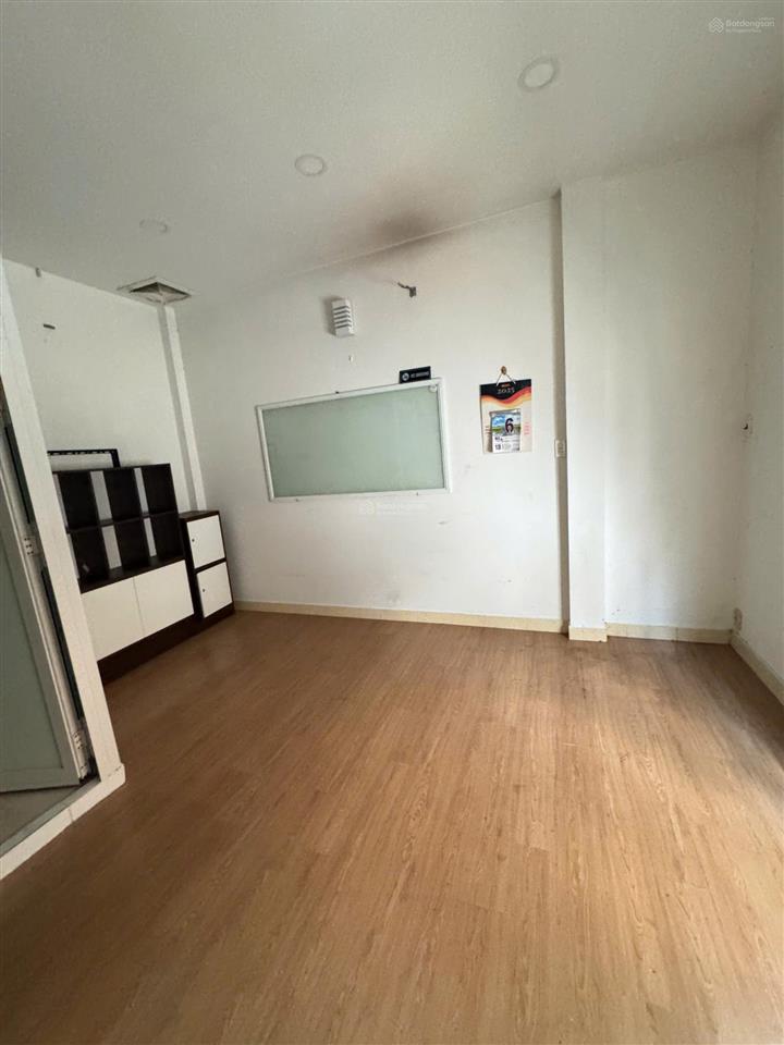 Chủ di cư bán gấp nhà hoàng văn thụ hxh lô góc 55m2 ngang 4m 3 lầu đúc  sổ a4 ko qhlg  giá 9,9 tỷ