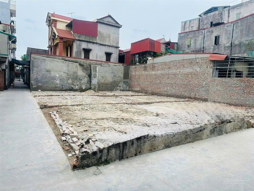 Bán lô đất 70.8m 2 mặt tiền đồng xép hoàn sơn tiên du. nở hậu cực đẹp ô tô vào tận đất. 2.4 tỷ