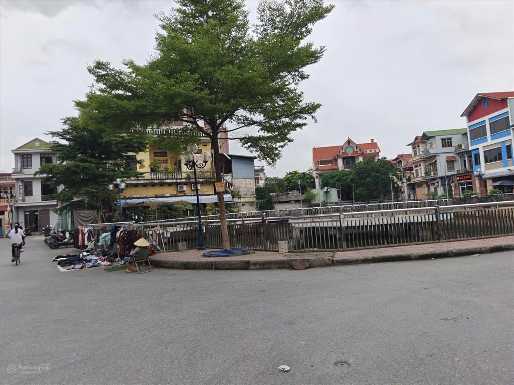 Chỉ 2,x tỷ nhà 3 tầng trục chính kinh doanh trang hạ, từ sơn!
