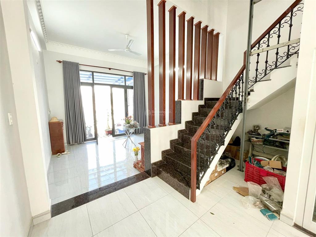 Bán nhà 3 tầng mt hẻm chính lê văn lương