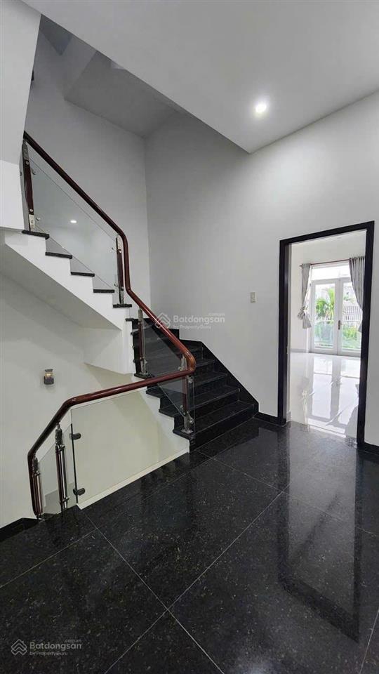 Bán nhà 4 tầng 90m, cách mt lê văn lương 50m, đường xe tải