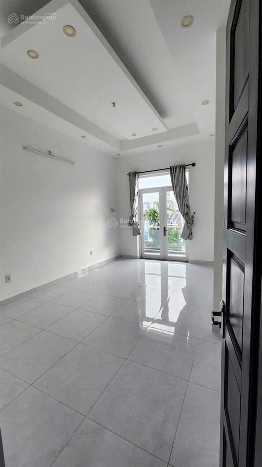 Bán nhà 4 tầng 90m, cách mt lê văn lương 50m, đường xe tải