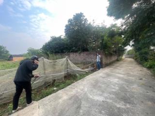 Cách mặt đường 413 khoảng 500m