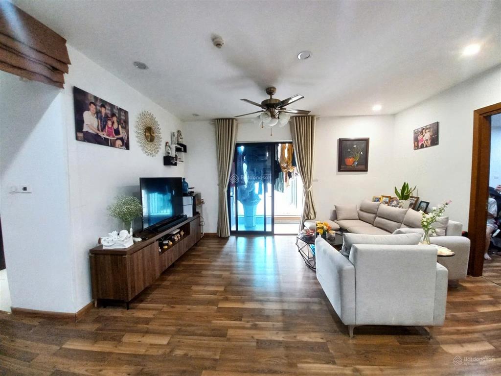 Chính chủ bán căn góc diện tích 103.9m2. 3 pn, 2 vs, tòa r3  cc goldmark city  136 hồ tùng mậu.