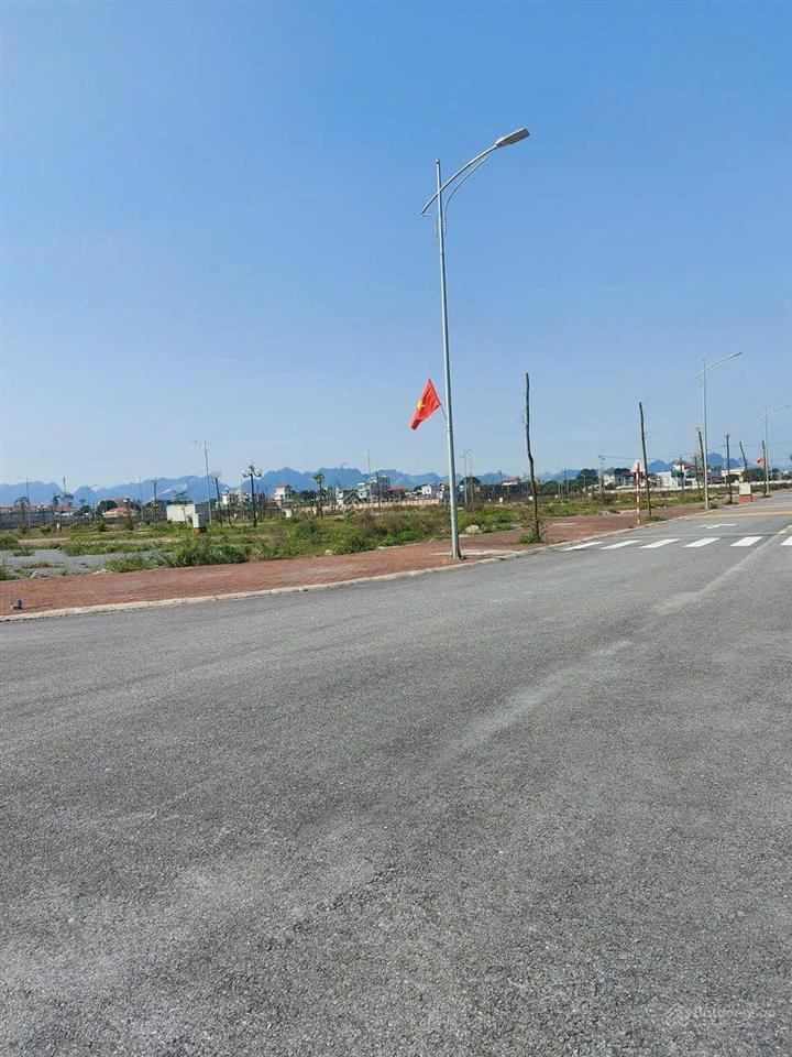 Bán lô đất nền vị trí đẹp hạ tầng rộng rãi, xung quanh tiện ích đầy đủ, sổ đỏ sẵn giao