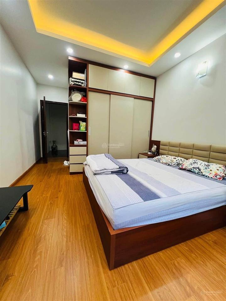Hiếm gấp! 7 tỷ nhà cầu giấy, gần ô tô, ngõ ba gác, 3pn đủ công năng, 2 thoáng không qh