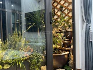 Chính chủ gửi bán căn hộ 2 phòng ngủ, 2 vệ sinh, sẵn nội thất, giá 5.5 tỉ