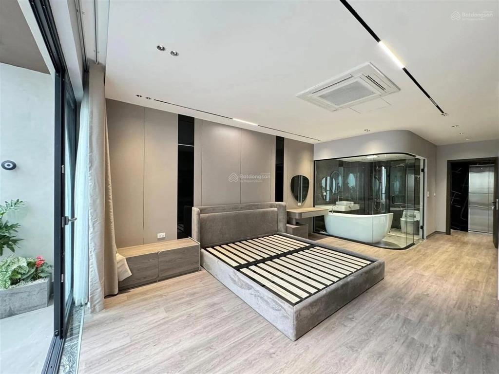 Chuyển công tác bán lại nhà ngã tư sở  6 tầng thang máy  50m mt 4m