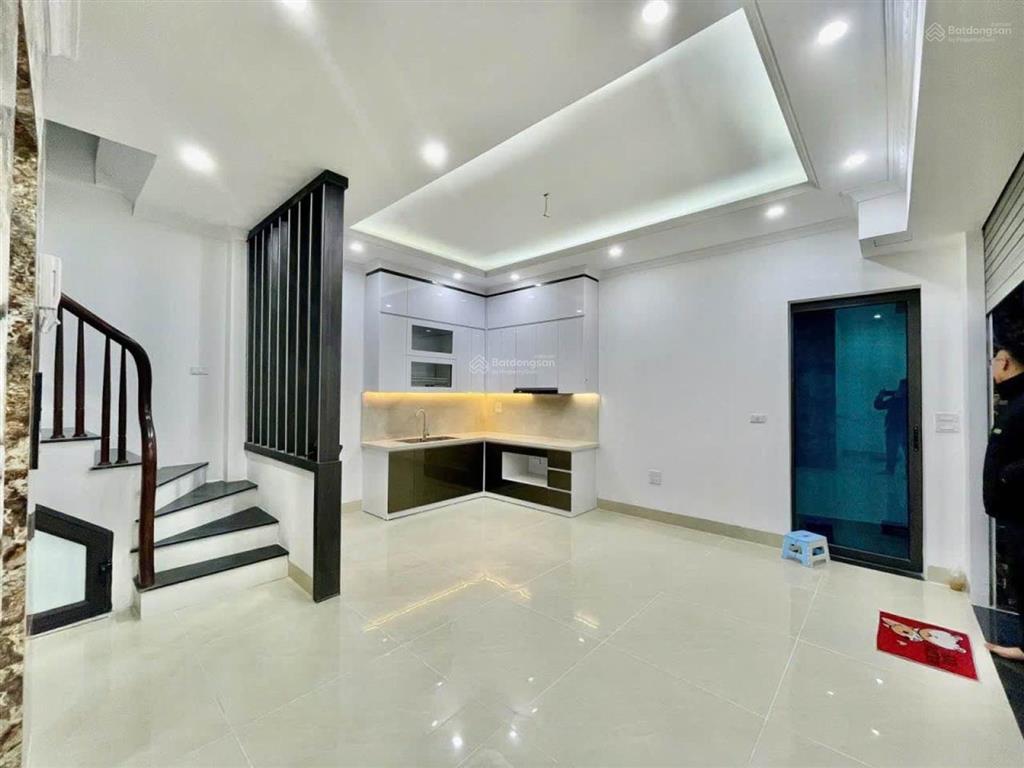 (trong vành đai 2.5) lô góc cầu giấy 48m  6t thang máy  5m ra ngõ vf5  thông trung kính