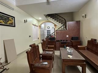 Bán nhà 3 tầng 5 phòng ngủ gần khu chợ kim sầm uất, diện tích 100m2