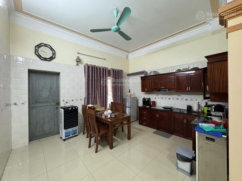 Bán nhà 3 tầng 5 phòng ngủ gần khu chợ kim sầm uất, diện tích 100m2