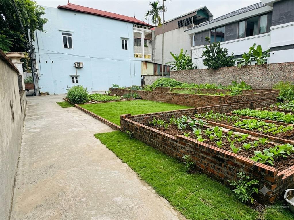 Nóng nguyên khê chỉ hơn 3 tỷ
đường oto nhỏ đỗ  đất vuông vắn  rất gần sân chơi, đá bóng