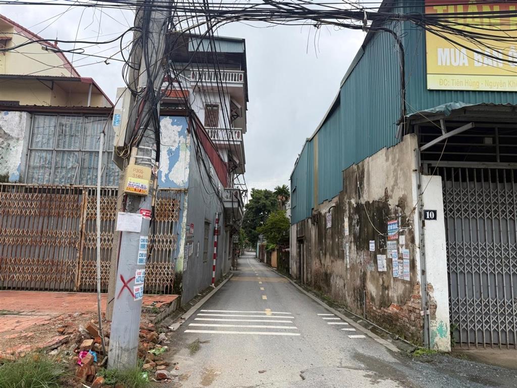 Nóng nguyên khê chỉ hơn 3 tỷ
đường oto nhỏ đỗ  đất vuông vắn  rất gần sân chơi, đá bóng