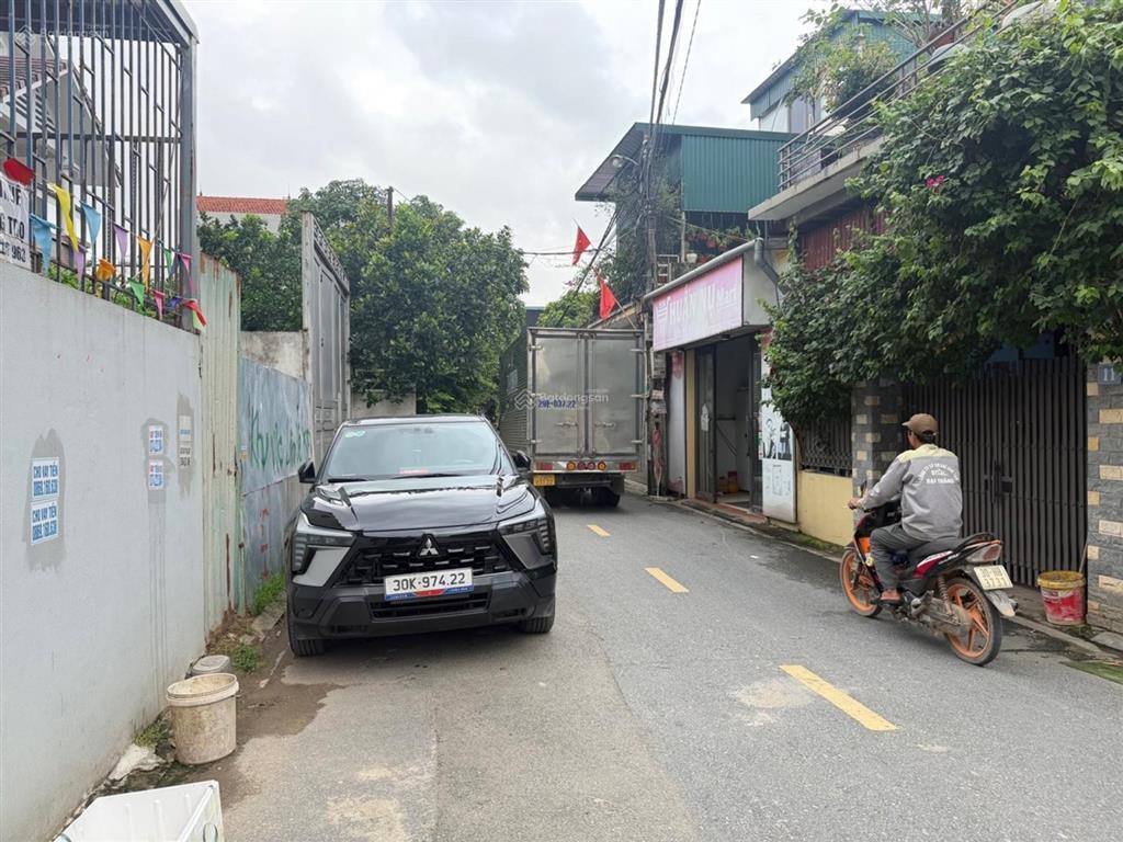 Nóng nguyên khê chỉ hơn 3 tỷ
đường oto nhỏ đỗ  đất vuông vắn  rất gần sân chơi, đá bóng