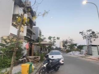 Chủ gởi bán gấp lô đất v5 fpt  90m2  đường 7m5  sạch đẹp