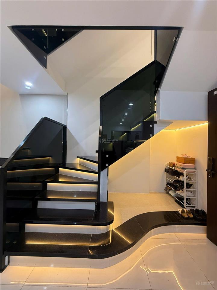 Cho thuê penthouse phú đông sky garden full nội thất 120m2 giá 15tr có 1 trệt 1 lầu 1 tum y hình