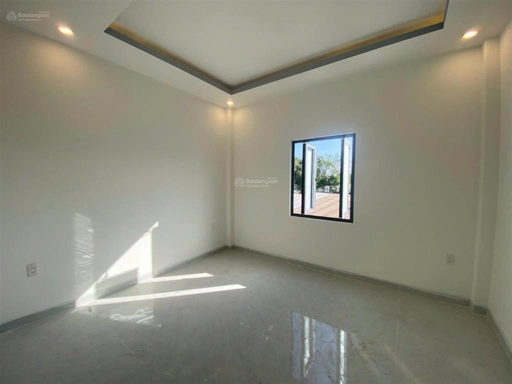 Bán nhanh nhà 1 trệt 1 lầu  gần chợ  shr 60m2 giá 1ty9