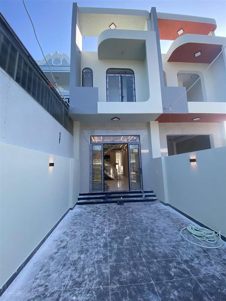 Bán nhanh nhà 1 trệt 1 lầu  gần chợ  shr 60m2 giá 1ty9