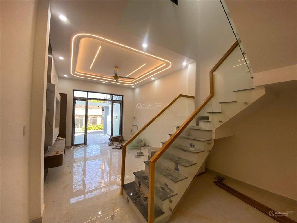 Bán nhanh nhà 1 trệt 1 lầu  gần chợ  shr 60m2 giá 1ty9