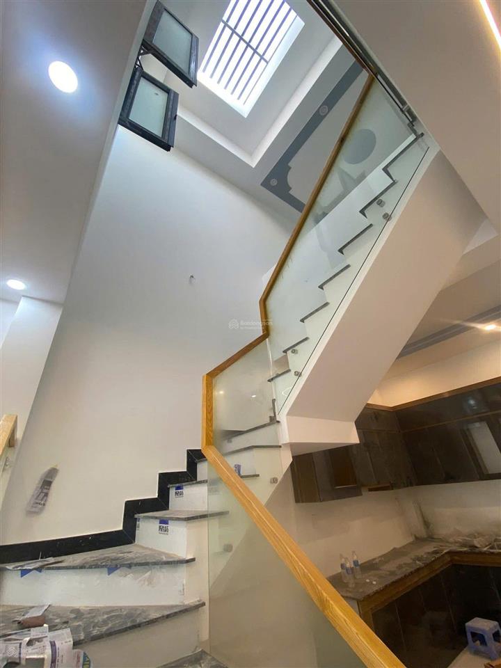 Bán nhanh nhà 1 trệt 1 lầu  gần chợ  shr 60m2 giá 1ty9