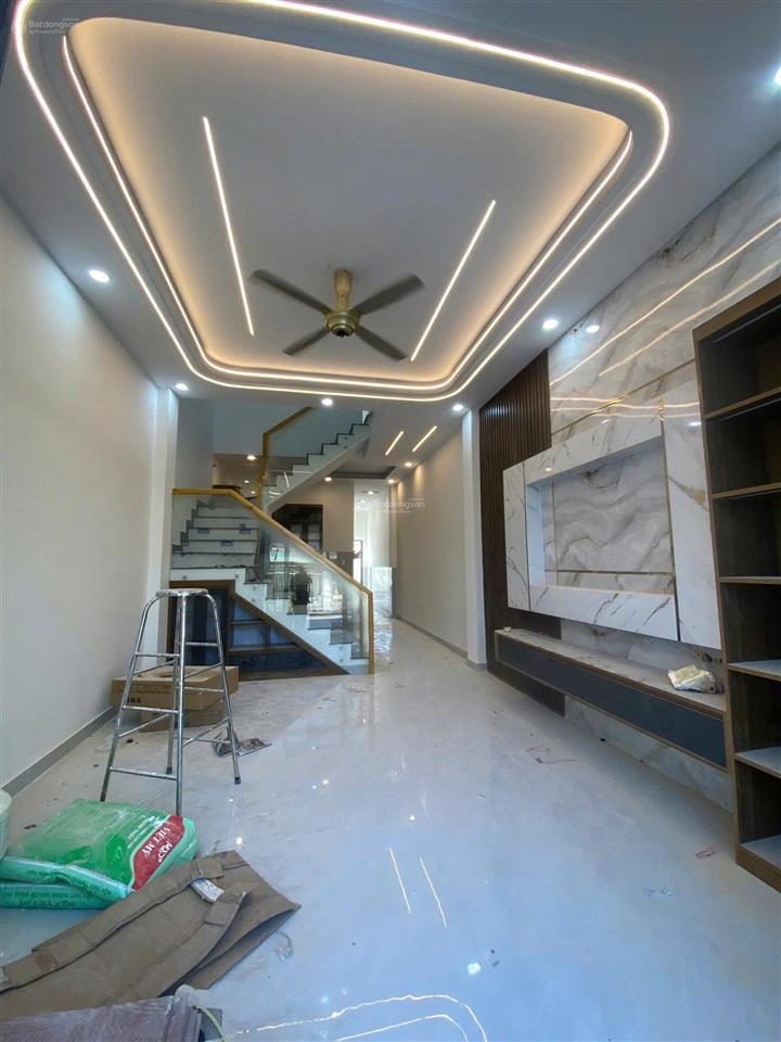 Bán nhanh nhà 1 trệt 1 lầu  gần chợ  shr 60m2 giá 1ty9