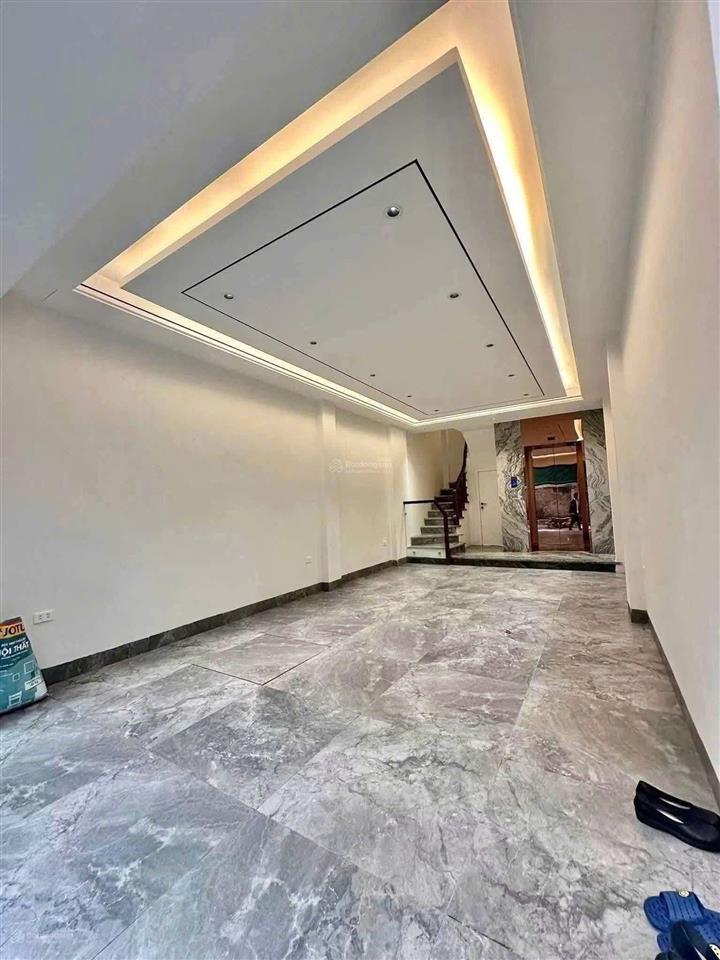Chính chủ bán nhà nguyễn văn cừ, thang máy. dt 40m2 x 7 tầng. nhà mới tinh, ngõ ô tô tránh.