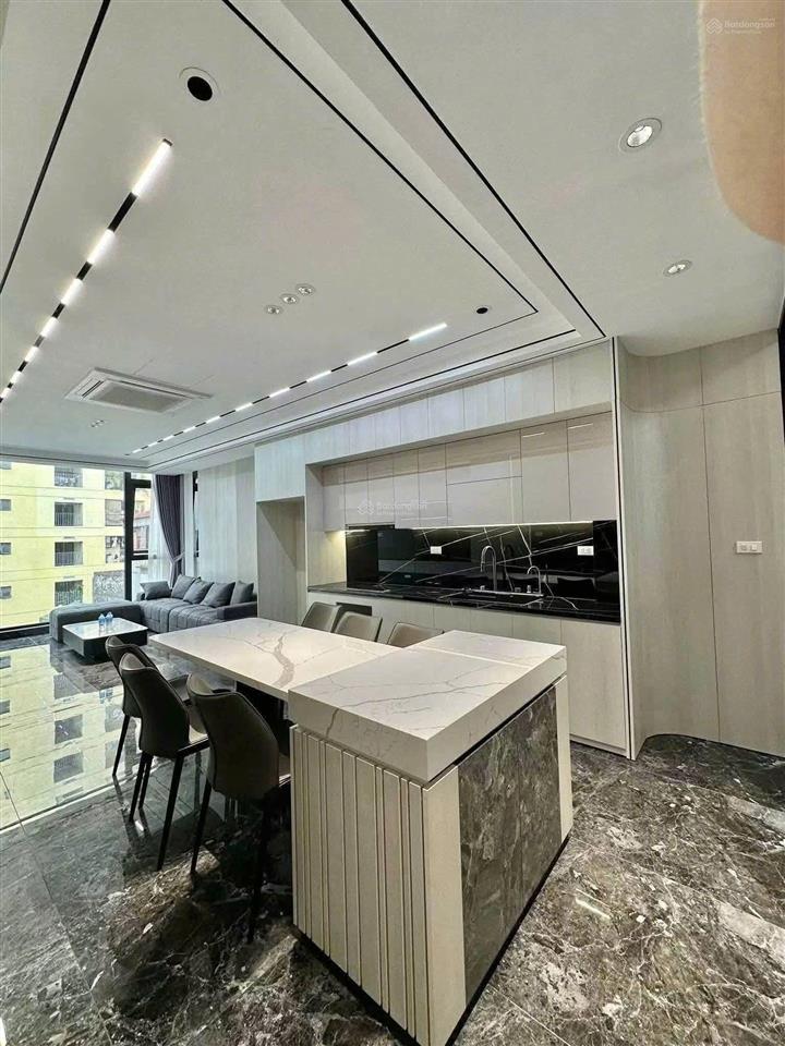 Chính chủ bán nhà nguyễn văn cừ, thang máy. dt 40m2 x 7 tầng. nhà mới tinh, ngõ ô tô tránh.