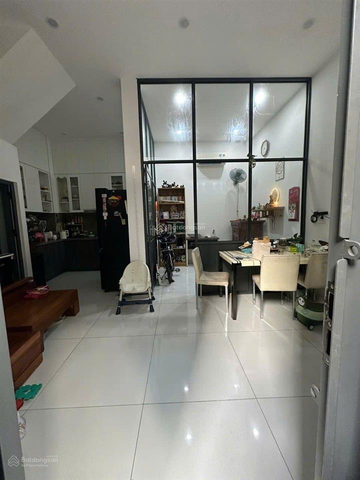 Bán nhà mới cấp 2, rộng 5,6m, nở hậu, 3 tầng/ giá chỉ 5,5 tỷ tại phường 10 tân bình