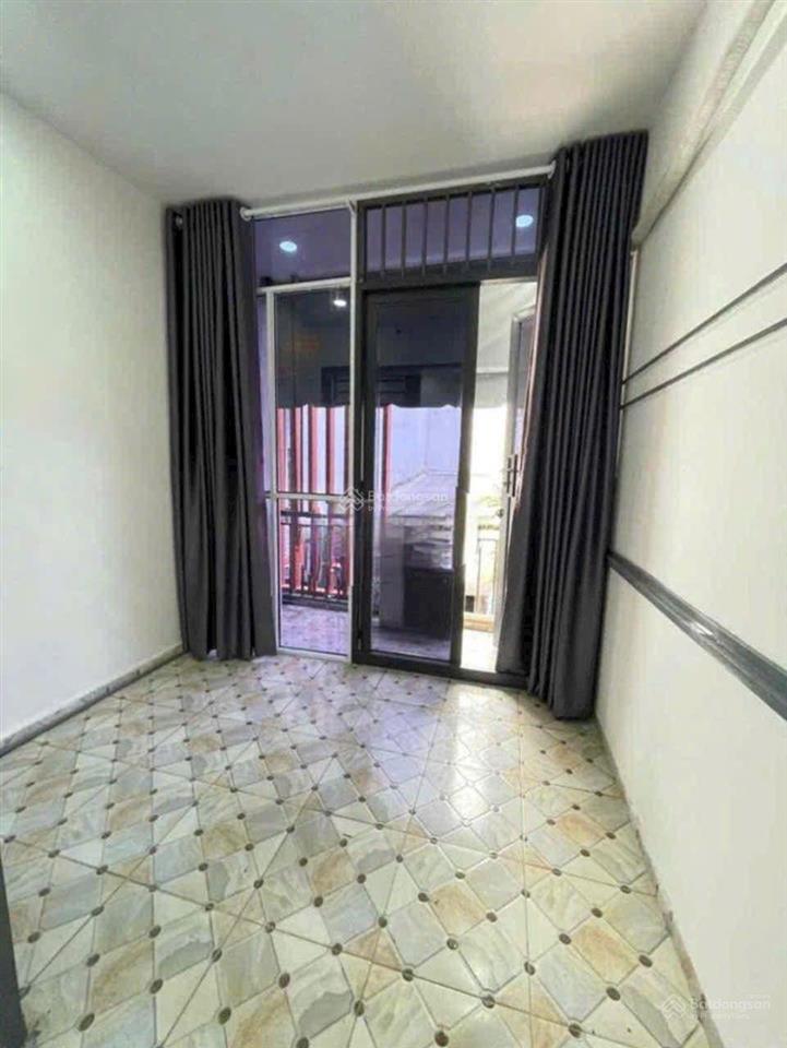 Cho thuê nhà mới 3 phòng ngủ, sân thượng hẻm 197 cao đạt, q5, gía 14,5 triệu, thương lượng