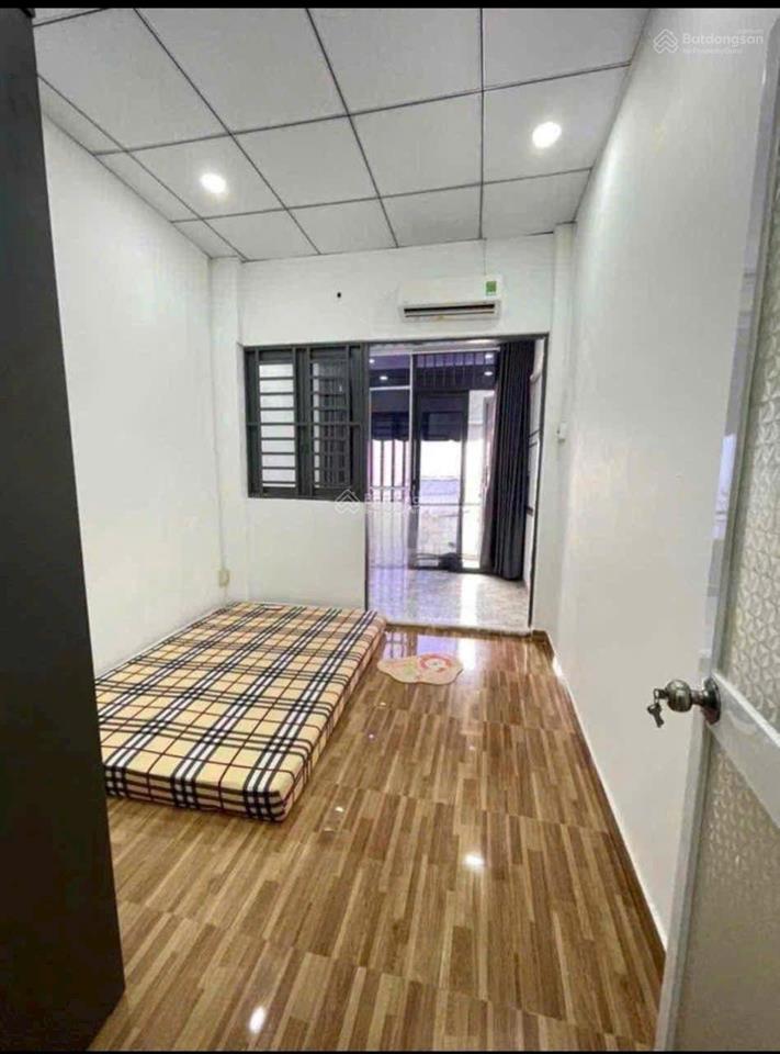 Cho thuê nhà mới 3 phòng ngủ, sân thượng hẻm 197 cao đạt, q5, gía 14,5 triệu, thương lượng