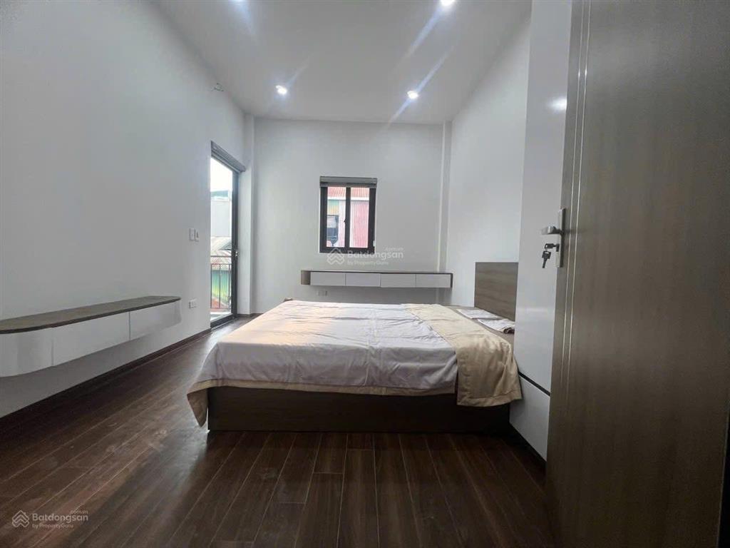 Gần ô tô tránh phố minh khai, ngõ thông rộng, kinh doanh tốt. thoáng sáng vĩnh viễn, cc bán 40m*5t.