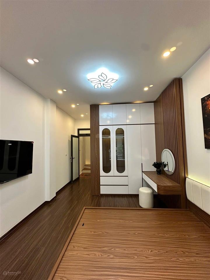 Ô tô chạy qua cửa phố tam trinh, lô góc, ngõ nông, thông kinh doanh tốt, 39m*5t, giá 8,9 tỷ.