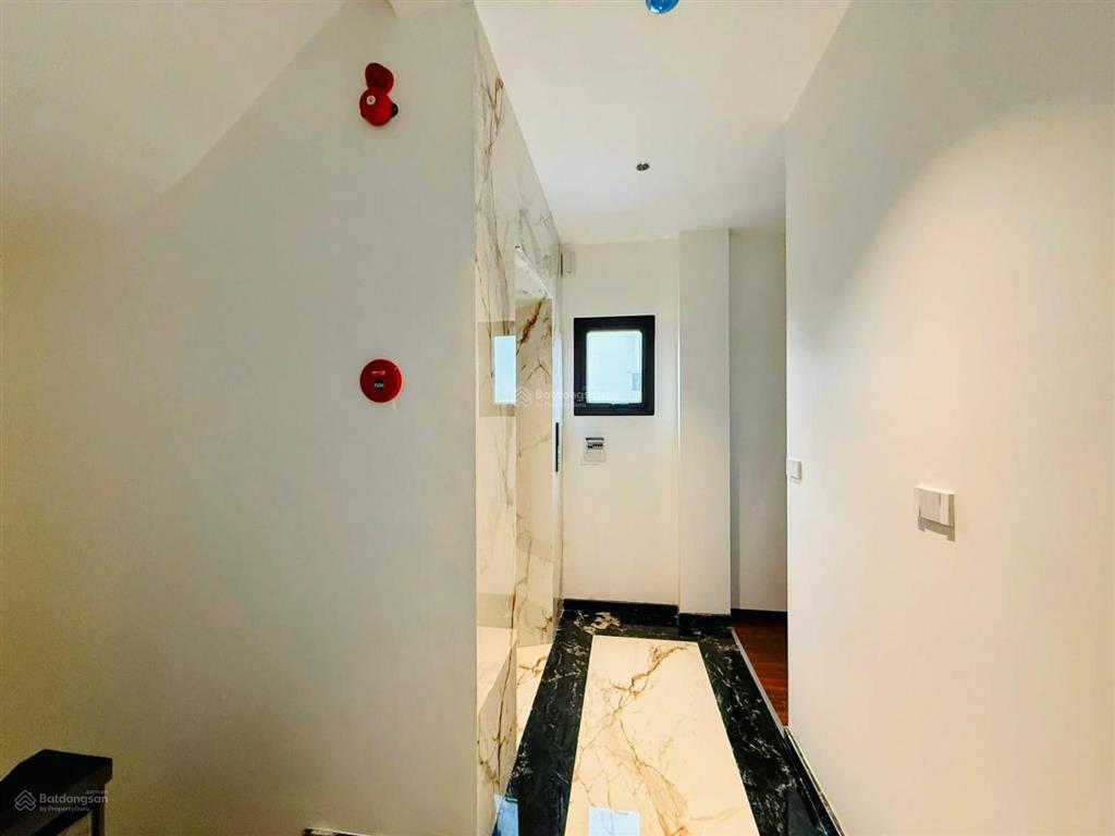 Ô tô đỗ cửa phố đại la, thang máy, nhà đẹp tặng full nội thất xịn, lô góc, dt 43m*5t, giá 8,9 tỷ.