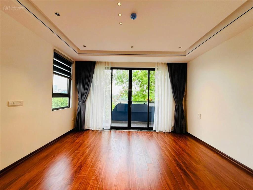 Ô tô đỗ cửa phố đại la, thang máy, nhà đẹp tặng full nội thất xịn, lô góc, dt 43m*5t, giá 8,9 tỷ.