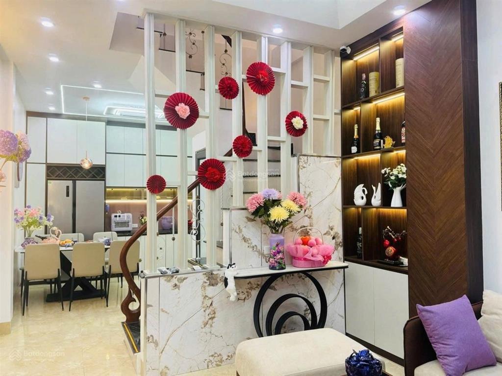 Gần ô tô phố hồng mai, 2 thoáng, full nội thất xịn, ngõ 2 xe máy tránh, sđcc 40m * 5t, giá 9,65 tỷ.