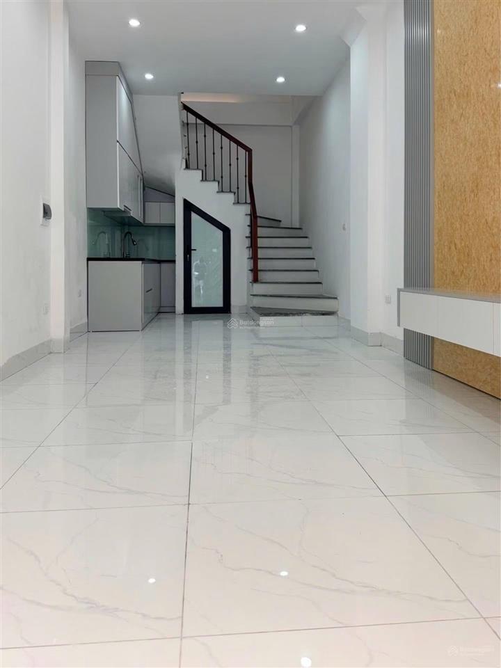 Có 102 minh khai, nhà mới kính koong, 3 thoáng sáng vĩnh viễn, tặng full nt 42m. 5t, giá 7,5 tỷ.