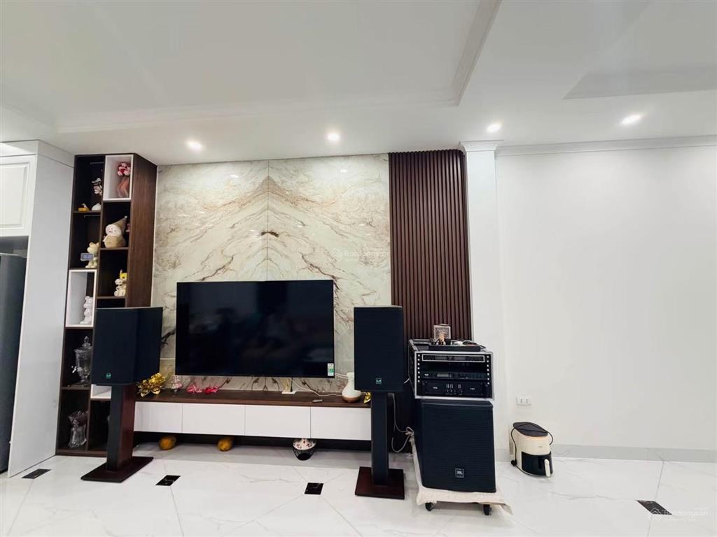 Cực hiếm phố bạch mai, sau 1 nhà ra phố, ngõ rộng 2 xe máy tránh, 2 thoáng sáng 40m*5t giá 6,3 tỷ.