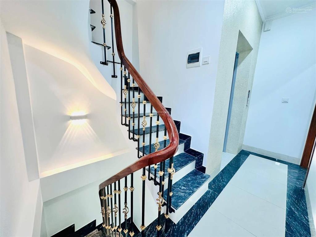 Ô tô đỗ cổng, thang máy, ngõ nông thông kd tốt, 35m ra mặt phố kim ngưu, dt 52m*6t giá 9,4 tỷ.