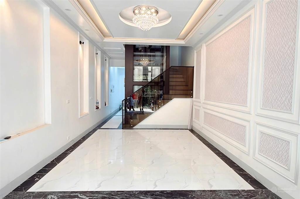 Ô tô đỗ cổng minh khai, ngõ nông, thông kinh doanh, 2 thoáng sáng, thang máy, 41m*5t. giá 8,5 tỷ.